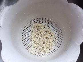 面条煮软后捞出过一下冷水