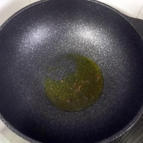 5.锅中倒适量花生油，油热后放入几颗花椒，炸香后捞出花椒