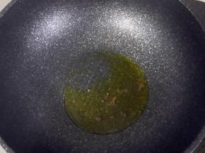 5.锅中倒适量花生油，油热后放入几颗花椒，炸香后捞出花椒