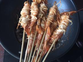 炸至表面金黄即可捞起滤去油份