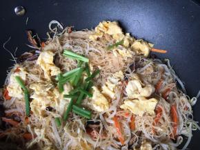 最后加鸡蛋葱鸡精出锅