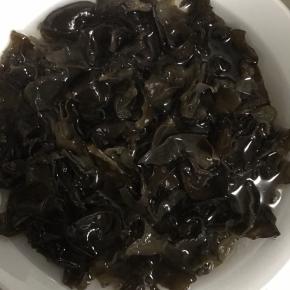 1.木耳泡发，洗净撕小朵