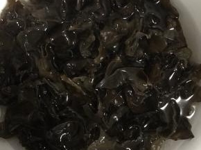 1.木耳泡发，洗净撕小朵