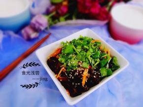8.将料汁倒入木耳，洒少许熟芝麻，香菜即可