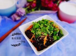 8.将料汁倒入木耳，洒少许熟芝麻，香菜即可