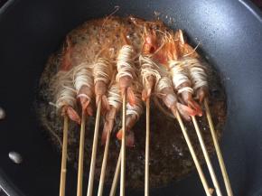 然后将虾放入油锅中炸