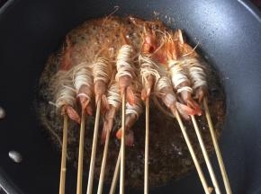 然后将虾放入油锅中炸