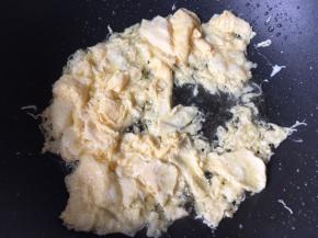 锅里热油下蛋液快速扒拉开