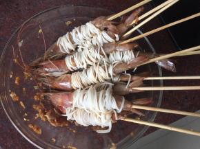 然后将面条缠在虾身上