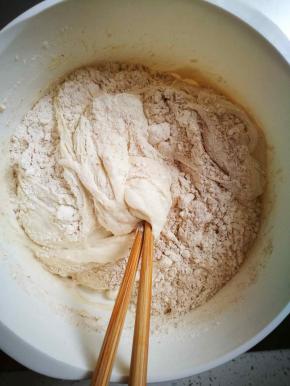 将另外的面粉和全麦粉，酵母加进去