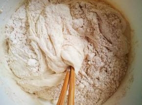 将另外的面粉和全麦粉，酵母加进去