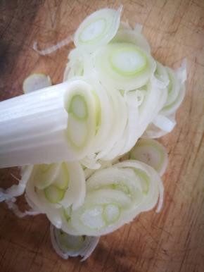 发酵的时候，我们来准备馅料，洗净大葱，切碎