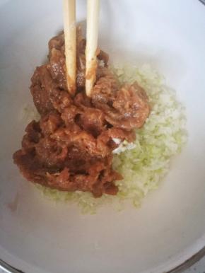 我的肉馅是提前调好的，肉馅的制作之前的帖子里有，料理机打碎肉，加生抽，老抽，姜末，蚝油盐，水，搅打均匀，之后加入香油