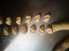 将面团揉光滑，切开看不到气孔为标准，切成均匀的小剂子，是做小笼包，不要切大了