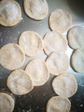 一个个按扁，觉得粘手就粘些面粉