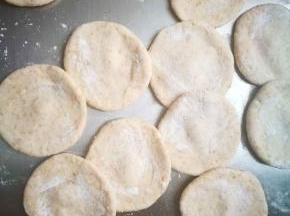 一个个按扁，觉得粘手就粘些面粉