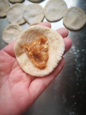 擀成周围薄中间后的面皮，放入馅料，不要放太多