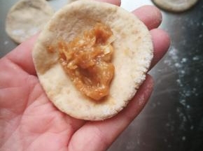 擀成周围薄中间后的面皮，放入馅料，不要放太多