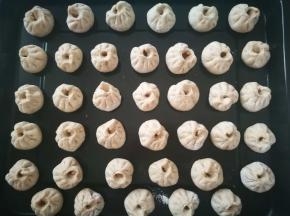 放入烤盘，送进烤箱发酵，下面放碗热水