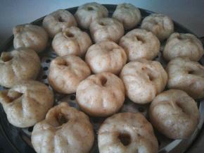 发酵好后，差不多1倍大，冬天了，发酵要看状态，没有具体时间。蒸屉刷薄油，码上发酵好的小笼包，冷水上锅，水开后大火15分钟，不要急着开盖，闷3分钟，防止面皮塌