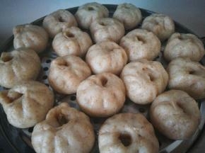 发酵好后，差不多1倍大，冬天了，发酵要看状态，没有具体时间。蒸屉刷薄油，码上发酵好的小笼包，冷水上锅，水开后大火15分钟，不要急着开盖，闷3分钟，防止面皮塌