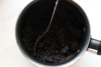 奥利奥饼干沫加入隔水融化的黄油搅拌均匀。