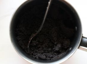 奥利奥饼干沫加入隔水融化的黄油搅拌均匀。