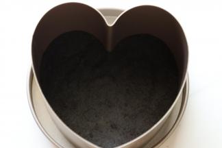 倒进学厨心型慕斯模具中，用擀面仗的一端轻轻压实，放入冰箱冷藏备用。