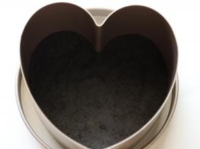 倒进学厨心型慕斯模具中，用擀面仗的一端轻轻压实，放入冰箱冷藏备用。