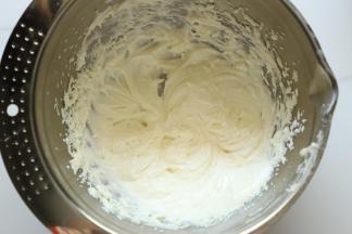 奶油奶酪加砂糖打发，（奶油奶酪可以隔热水软化便用打发）