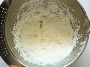 奶油奶酪加砂糖打发，（奶油奶酪可以隔热水软化便用打发）