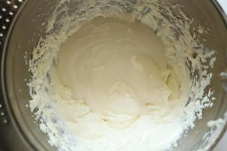 打发好的奶油奶酪加入酸奶，搅拌均匀。