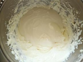 打发好的奶油奶酪加入酸奶，搅拌均匀。