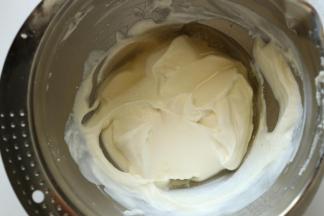 倒入已隔热水融化好的吉利丁液，搅拌成均匀的奶酪糊，放一旁备用。