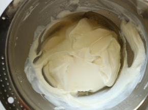 倒入已隔热水融化好的吉利丁液，搅拌成均匀的奶酪糊，放一旁备用。