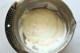 倒入奶油奶酪糊中搅拌，