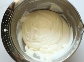 倒入奶油奶酪糊中搅拌，