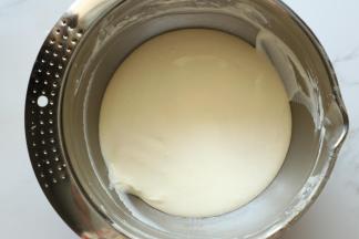 搅拌均匀的慕斯糊就做好了，