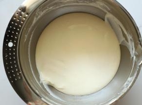 搅拌均匀的慕斯糊就做好了，