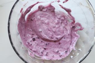 加入自己喜爱的果酱，进行最后的搅拌。