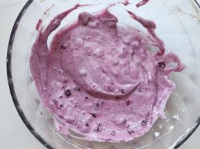 加入自己喜爱的果酱，进行最后的搅拌。