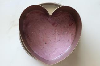 搅拌均匀后倒入学厨心型慕斯模具中，