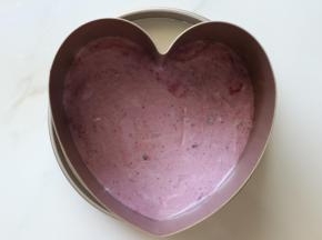 搅拌均匀后倒入学厨心型慕斯模具中，