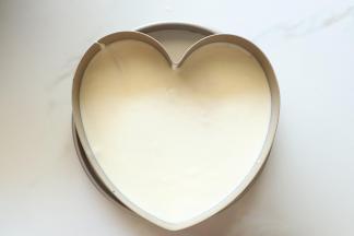 我留了一半原味，继续倒入模具，放入冰箱冷藏四小时左右即可用毛巾热敷边缘脱模。