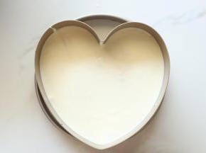 我留了一半原味，继续倒入模具，放入冰箱冷藏四小时左右即可用毛巾热敷边缘脱模。