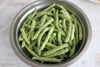 豆角去丝去头，掰成小段，洗净沥干水分。
