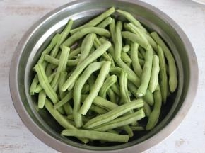 豆角去丝去头，掰成小段，洗净沥干水分。