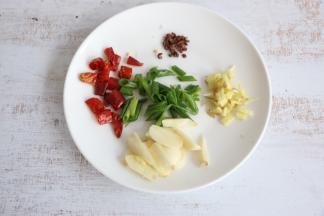 干辣椒剪成小段，葱姜切末，蒜切片。