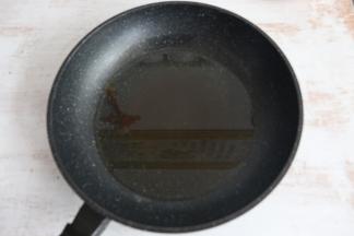 锅内多倒一些油，是平时炒菜量的3倍。