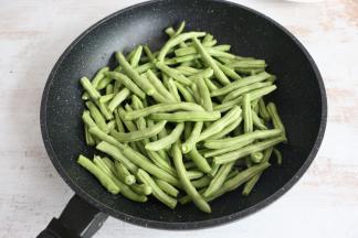 放入豆角翻炒。